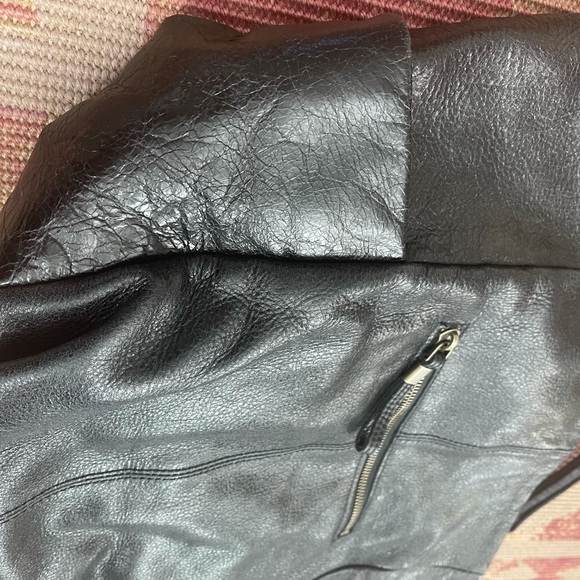 Beautiful large black leather Liebeskind bag with fringe on the front. - Picture 3 of 5